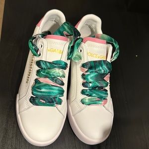 I’m selling these Dolce & Gabbana it’s never been worn!!